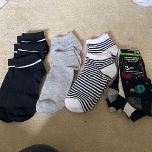 NWT & NWOT Ten Pairs of Girls’ Fashion Socks. Fit shoe size 5-9. Anklets